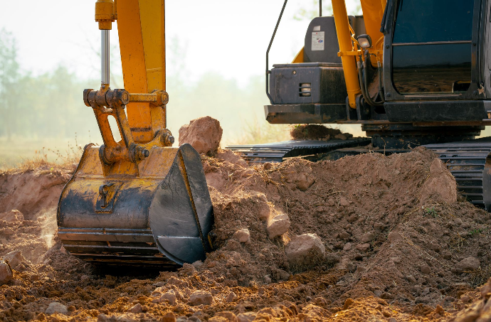 Travaux de terrassement avec pelleteuse sur chantier