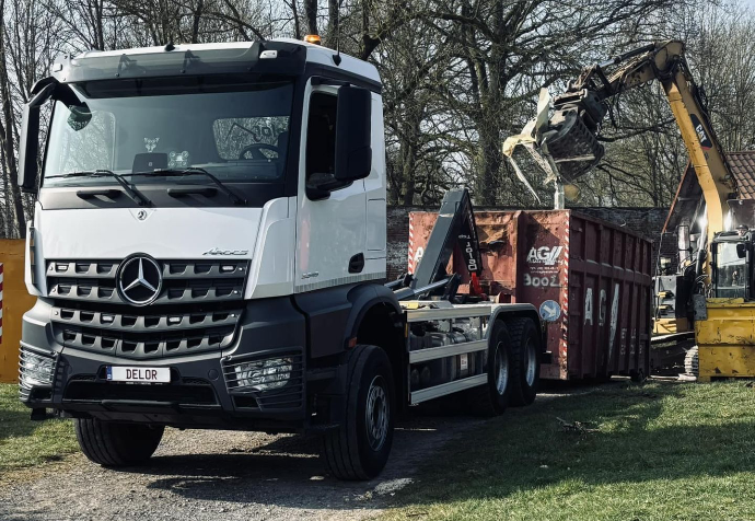 Camion avec grue pour transport et livraison de matériaux
