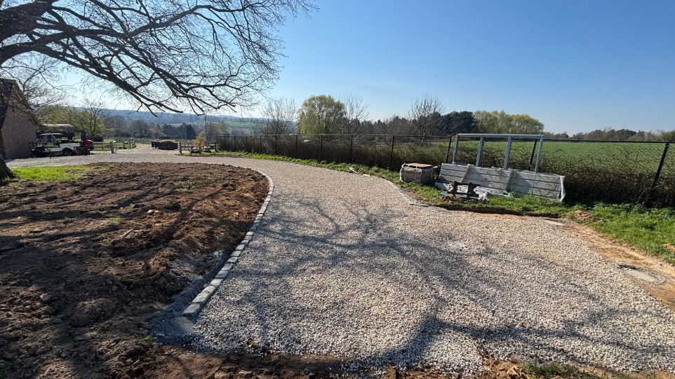 Terrain préparé après travaux de terrassement