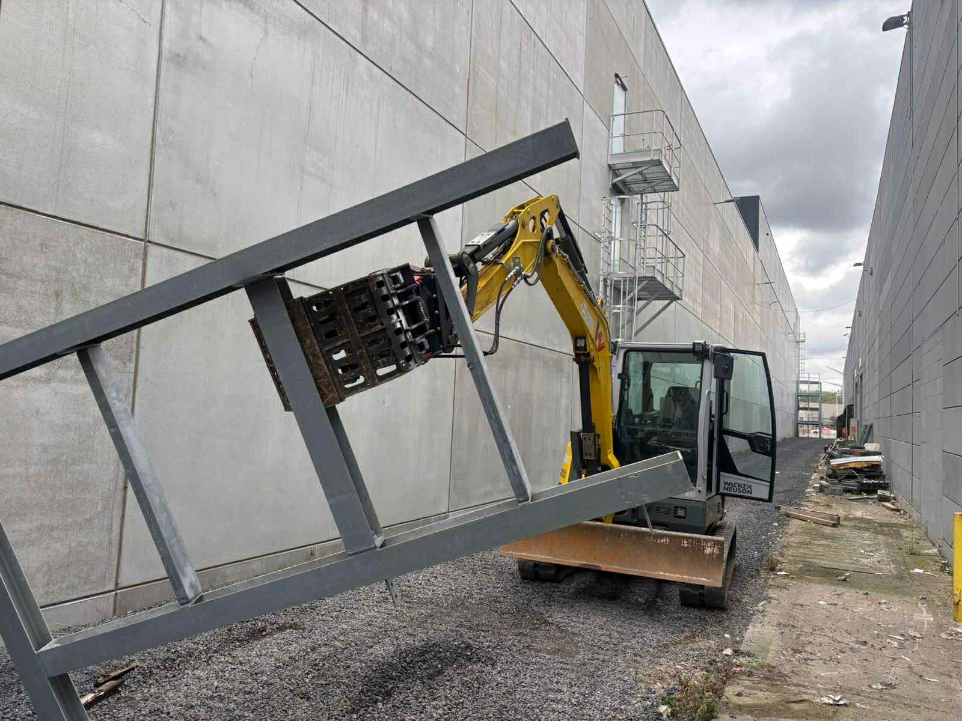 Travaux de terrassement avec pelleteuse sur chantier